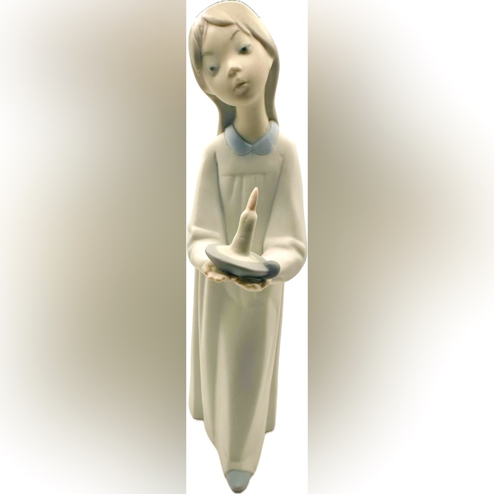 Beautiful Rare Lladro Porcelain Figurine Girl w/Candle Matte finish, Mint Cond.